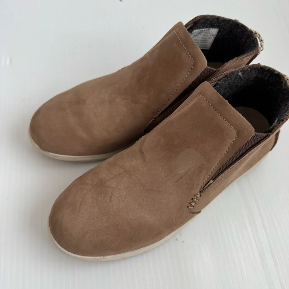 OluKai Women's Tan Hawai'iloa Manu Hope Waterproof Sneaker Boot (Women) - Picture 4 of 10